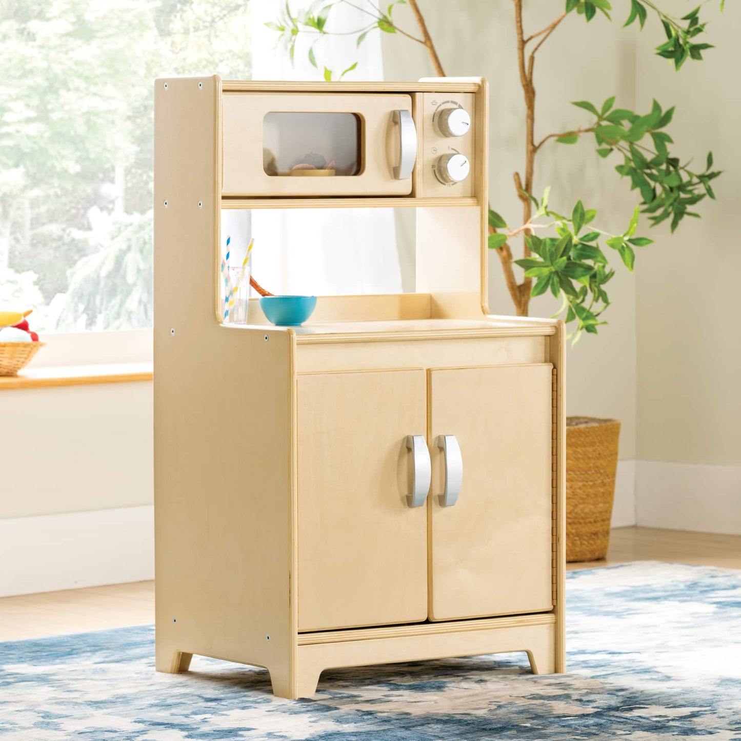 EdQ Kitchen Microwave and Cupboard